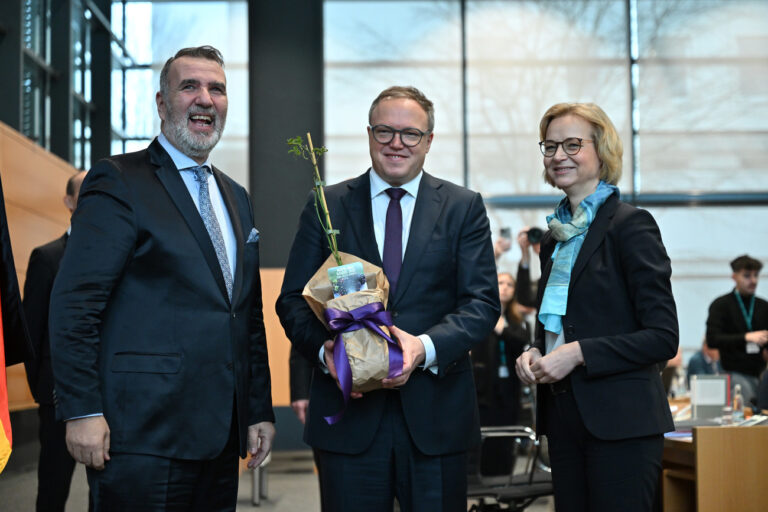 12.12.2024, Thüringen, Erfurt: Steffen Schütz (l) und Katja Wolf (r, beide BSW) haben Mario Voigt (M, CDU) nach der Wahl eine Brombeere überreicht. Mario Voigt wurde zuvor in einer Sitzung des Thüringer Landtags zum neuen Thüringer Ministerpräsidenten gewählt. Foto: Martin Schutt/dpa +++ dpa-Bildfunk +++ (KEYSTONE/DPA/Martin Schutt)