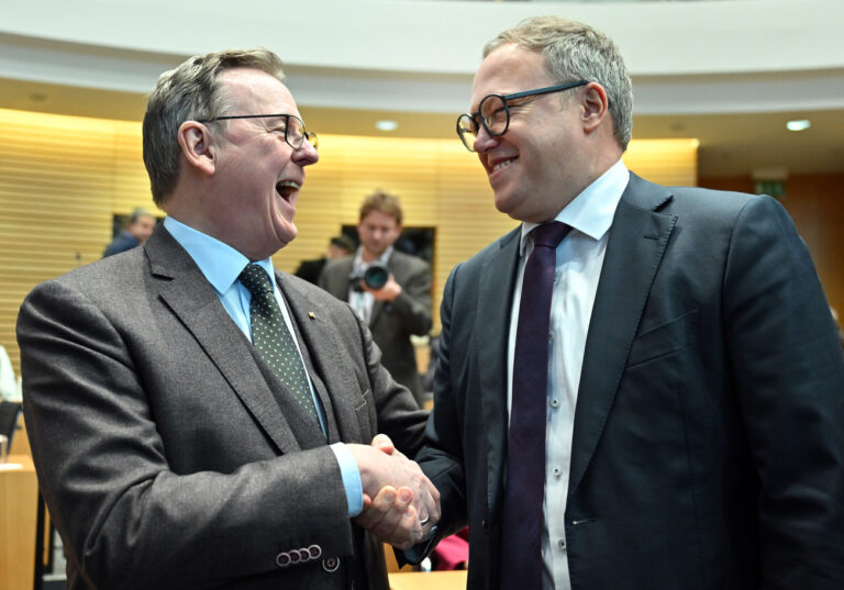 12.12.2024, Thüringen, Erfurt: Bodo Ramelow, Bodo Ramelow (Die Linke, l), früherer Ministerpräsident von Thüringen, und Mario Voigt, CDU-Fraktionschef in Thüringen, begrüßen sich im Thüringer Landtag. Voigt ist zum neuen Ministerpräsidenten gewählt worden und führt Deutschlands erste Brombeer-Koalition an. - recrop Foto: Martin Schutt/dpa +++ dpa-Bildfunk +++ (KEYSTONE/DPA/Martin Schutt)