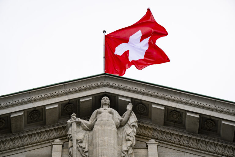 Le drapeau suisse flotte sur le toit du Tribunal pendant une audience au Tribunal federal sur les recours contre la votation sur le relevement de l'age de la retraite des femmes le jeudi 12 decembre 2024 a Lausanne. Le Tribunal federal a decide de rejeter les recours des Vert-e-s et des Femmes socialistes demandant l'annulation de la votation sur l'AVS. Le vote est donc maintenu. Les juges ont invoque la securite du droit. (KEYSTONE/Jean-Christophe Bott)