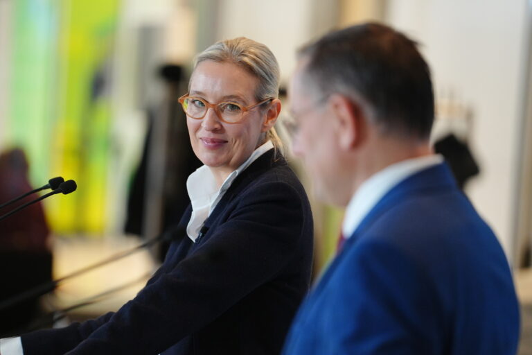 16.12.2024, Berlin: Alice Weidel, Fraktionsvorsitzende der AfD, und Tino Chrupalla, Fraktionsvorsitzender der AfD, bei der Fraktionssitzung der AfD vor der Vertrauensfrage durch Bundeskanzler Scholz. Nach dem Aus der Ampel-Koalition stellt Bundeskanzler Scholz im Bundestag die Vertrauensfrage, um eine Neuwahl am 23. Februar 2025 herbeizuführen. Foto: Kay Nietfeld/dpa +++ dpa-Bildfunk +++ (KEYSTONE/DPA/Kay Nietfeld)