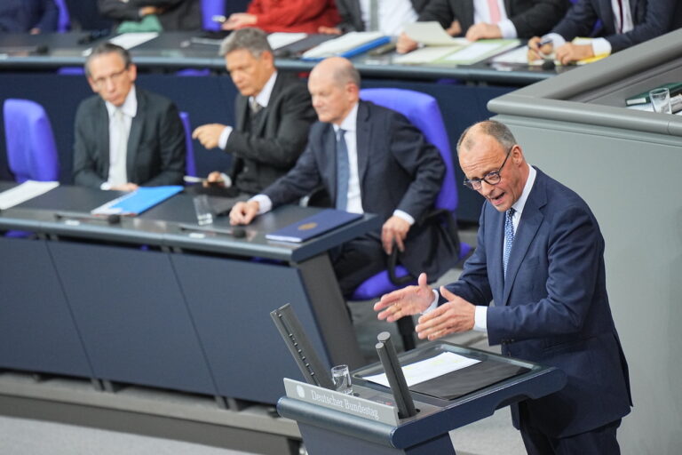 16.12.2024, Berlin: Friedrich Merz, CDU-Vorsitzender und Vorsitzender der CDU-/CSU-Bundestagsfraktion, antwortet auf die zuvor von Bundeskanzler Olaf Scholz (SPD, 2.v.r) gestellte Vertrauensfrage. Nach dem Aus der Ampel-Koalition stellt Bundeskanzler Scholz im Bundestag die Vertrauensfrage, um eine Neuwahl am 23. Februar 2025 herbeizuführen. Foto: Michael Kappeler/dpa +++ dpa-Bildfunk +++ (KEYSTONE/DPA/Michael Kappeler)