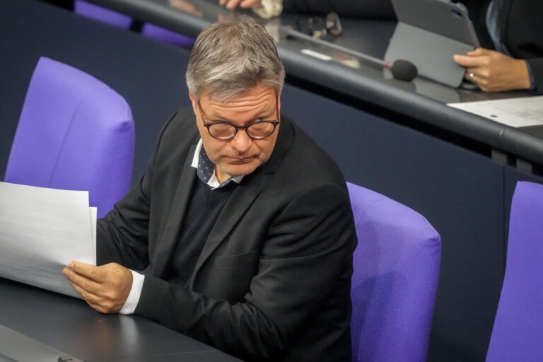 19.12.2024, Berlin: Robert Habeck (Bündnis 90/Die Grünen), Bundesminister für Wirtschaft und Klimaschutz, nimmt an der Sitzung des Bundestags teil. Foto: Kay Nietfeld/dpa +++ dpa-Bildfunk +++ (KEYSTONE/DPA/Kay Nietfeld)