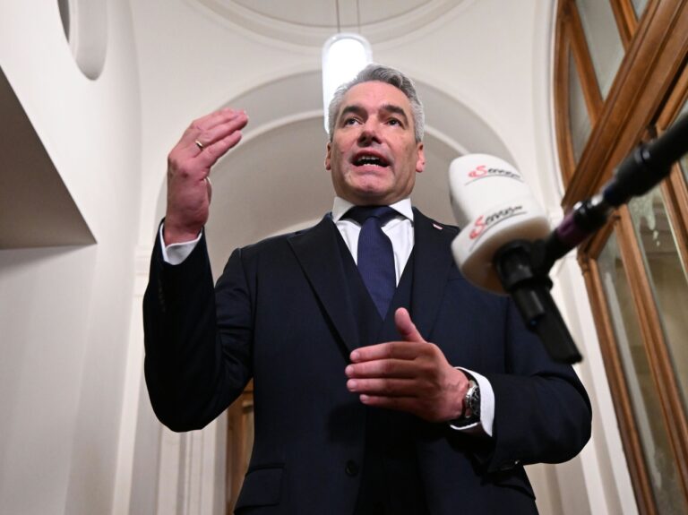 ABD0170_20241220 - WIEN - ÖSTERREICH: ÖVP-Chef Karl Nehammer am Freitag, 20. Dezember 2024, anl. der Koalitionsverhandlungen zwischen ÖVP, SPÖ und NEOS im Palais Epstein in Wien. - FOTO: APA/HELMUT FOHRINGER