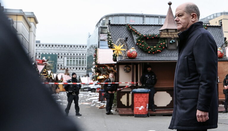 epa11788096 German Chancellor Olaf Scholz (R) visits the scene of a vehicle-ramming attack on the Christmas market in Magdeburg, Germany, 21 December 2024. According to the Magdeburg police, at least two people were confirmed dead, scores were injured, and the suspect, a Saudi national, was taken into custody after he drove a car into a crowd at Magdeburg's Christmas market on 20 December. EPA/FILIP SINGER