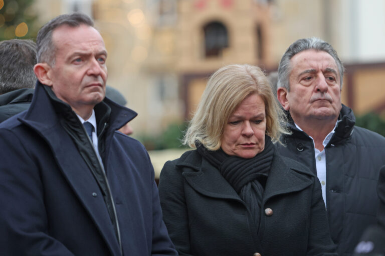 21.12.2024, Sachsen-Anhalt, Magdeburg: Volker Wissing (l-r, parteilos), Bundesminister für Verkehr und Digitales, steht auf dem Weihnachtsmarkt in Magdeburg neben Nancy Faeser (SPD), Bundesinnenministerin, sowie Sachsen-Anhalts Landtagspräsident Gunnar Schellenberger. Auf dem Weihnachtsmarkt in Magdeburg ist ein Autofahrer in eine Menschengruppe gefahren. Foto: Matthias Bein/dpa +++ dpa-Bildfunk +++