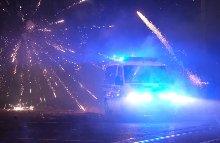 01.01.2025, Sachsen, Leipzig: Ein Polizeifahrzeug wird im Stadtteil Connewitz mit Pyrotechnik beworfen. In der Neujahrsnacht kam es dort zu Ausschreitungen. Foto: Sebastian Willnow/dpa +++ dpa-Bildfunk +++ (KEYSTONE/DPA/Sebastian Willnow)