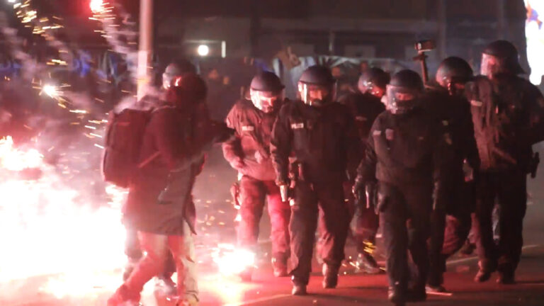 01.01.2025, Berlin: Einsatzkräfte der Polizei stehen in der Silvesternacht zwischen brennendem Feuerwerk in Neukölln. (Bestmögliche Qualität) Foto: Julius Schreiner/dpa +++ dpa-Bildfunk +++ (KEYSTONE/DPA/Julius Schreiner)