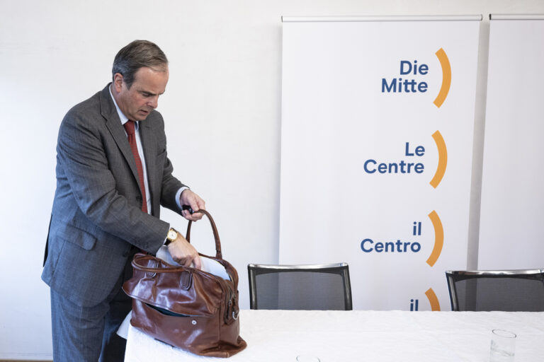 Parteipraesident Gerhard Pfister, Mitte-ZG, packt seine Sachen nach dem er seinen Ruecktitt als Parteipraesident auf Sommer 2025 bekannt egeben hat, am Montag, 6. Januar 2025, in Bern. (KEYSTONE/Peter Schneider)