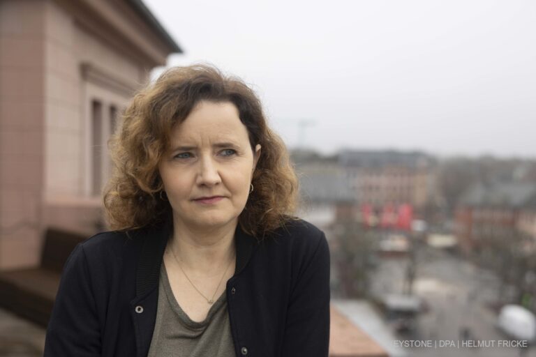 ARCHIV - 19.03.2024, Rheinland-Pfalz, Mainz: Julia Schoch, Schriftstellerin aus Potsdam, wird im Mainzer Staatstheater als kommende Stadtschreiberin 2024 in Mainz vorgestellt. (zu dpa: «Schochs wilde Affäre als Trilogie-Abschluss») Foto: Helmut Fricke/dpa +++ dpa-Bildfunk +++ (KEYSTONE/DPA/Helmut Fricke)