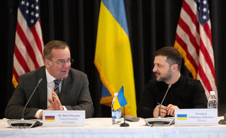 09.01.2025, Rheinland-Pfalz, Ramstein: Boris Pistorius (l, SPD), Bundesminister der Verteidigung, und Wolodymyr Selenskyj, Präsident der Ukraine, nehmen am Treffen der Ukraine-Kontaktgruppe auf der US Air Base Ramstein teil. Verteidigungsminister und ranghohe Militärs beraten über die weitere Unterstützung der Führung in Kiew im Krieg gegen Russland. Foto: Marijan Murat/dpa +++ dpa-Bildfunk +++ (KEYSTONE/DPA/Marijan Murat)