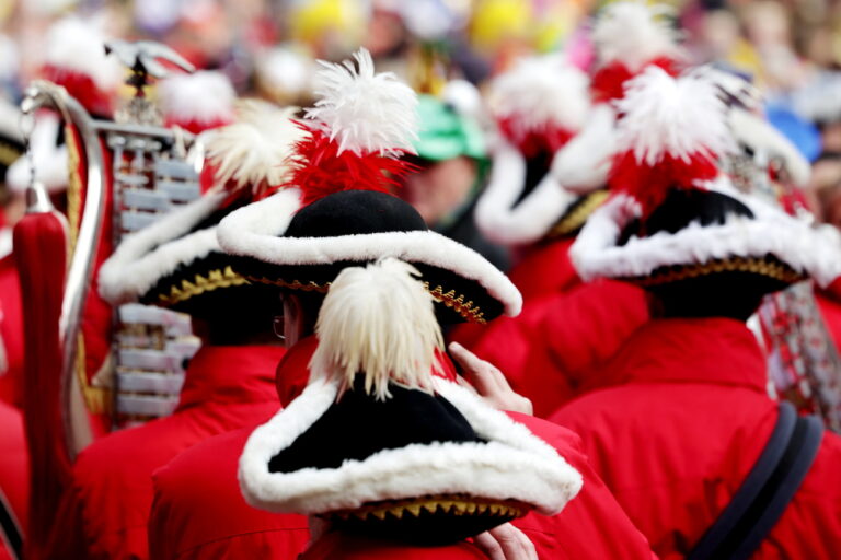 ARCHIV - 11.11.2024, Nordrhein-Westfalen, Düsseldorf: Bunt gekleidete Karnevalisten ziehen beim Hoppeditz Erwachen auf dem Marktplatz vor dem Rathaus. (zu dpa: «200 Jahre Düsseldorfer Karneval - Party in der Altstadt») Foto: David Young/dpa +++ dpa-Bildfunk +++ (KEYSTONE/DPA/David Young)