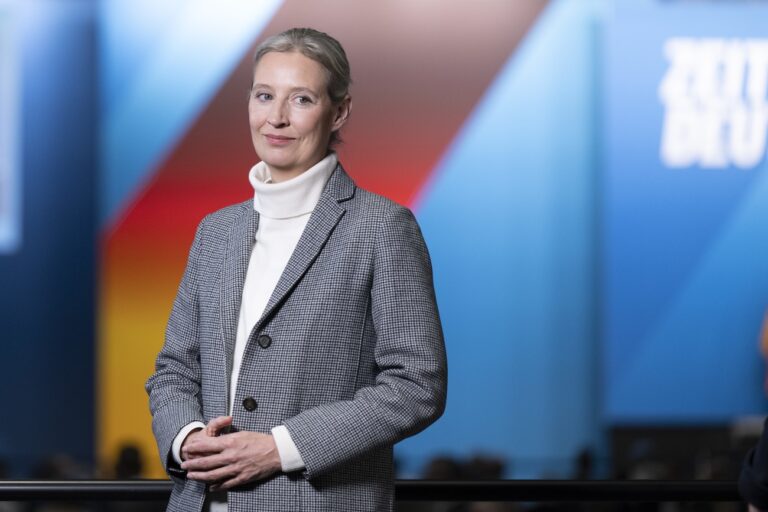 12.01.2025, Sachsen, Riesa: Alice Weidel, AfD-Bundesvorsitzende, wartet am Rande des Bundesparteitags ihrer Partei auf den Beginn eines TV-Interview. In Riesa will die AfD ihr Wahlprogramm beschließen. Foto: Sebastian Kahnert/dpa +++ dpa-Bildfunk +++ (KEYSTONE/DPA/Sebastian Kahnert)