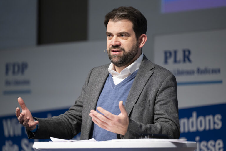 Nationalrat Damien Cottier, FDP-NE, spricht an der Delegiertenversammlung der FDP Die Liberalen Schweiz, am Samstag, 18. Januar 2025 in Bern. (KEYSTONE/Anthony Anex)