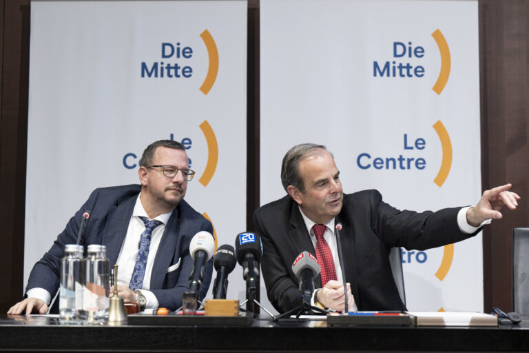 Nationalrat und Parteipraesident Gerhard Pfister, Mitte-ZG, rechts, und Nationalrat und Freaktionschef Philipp Matthias Bregy, Mitte-VS, sprechen an einer Medienkonferenz zur Nachfolge von Bundesraetin Viola Amherd, am Montag, 20. Januar 2025, in Bern. Die Bundesversammlung waehlt die Nachfolge von Amherd am 12. Maerz 2025. (KEYSTONE/Peter Schneider)