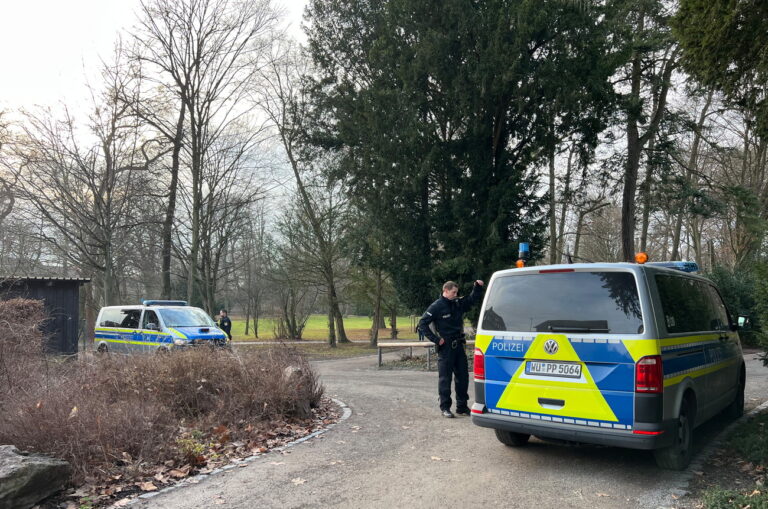 epa11845148 German police secures a park, where earlier today two people were killed in a knife attack, in Aschaffenburg, Germany, 22 January 2025. Two people have been killed in an attack on a group of children in a park in the Franconian town of Aschaffenburg. The victims were a 41-year-old man and a two-year-old boy from Morocco, according to Bavaria's Interior Minister Joachim Herrmann. Police detained suspected perpetrator. EPA/PASCAL HOEFIG / NEWS5