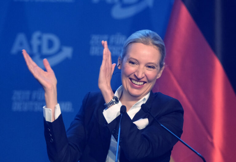 25.01.2025, Sachsen-Anhalt, Halle (Saale): Alice Weidel, Kanzlerkandidatin der AfD, gestikuliert auf der Bühne während des Wahlkampfauftakts der AfD. Foto: Sebastian Willnow/dpa +++ dpa-Bildfunk +++ (KEYSTONE/DPA/Sebastian Willnow)