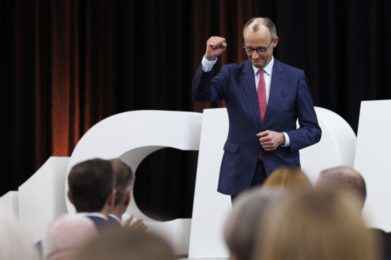 26.01.2025, Nordrhein-Westfalen, Menden: Kanzlerkandidat Friedrich Merz (CDU) bedankt sich nach seiner Rede bei den Zuschauern. Foto: Christoph Reichwein/dpa +++ dpa-Bildfunk +++ (KEYSTONE/DPA/Christoph Reichwein)