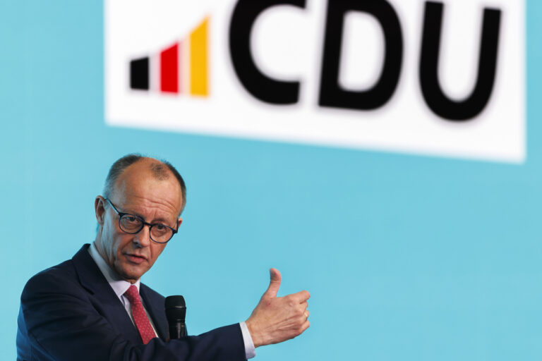 26.01.2025, Nordrhein-Westfalen, Heek: Kanzlerkandidat Friedrich Merz (CDU) spricht auf der Bühne bei der Wahlkampfveranstaltung. (zu dpa: «Merz ruft in Migrations-Debatte CDU-Spitze zusammen») Foto: Christoph Reichwein/dpa +++ dpa-Bildfunk +++ (KEYSTONE/DPA/Christoph Reichwein)