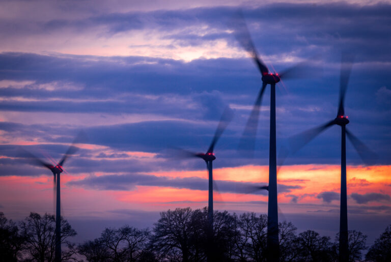 27.01.2025, Mecklenburg-Vorpommern, Renzow: Die Rotoren von Windkraftanlagen drehen sich nach Sonnenuntergang in einem Windpark. (Aufnahme mit langer Belichtungszeit) Im Jahr 2024 sind in Mecklenburg-Vorpommern nur 16 neue Windenergieanlagen mit einer Leistung von 89,3 Megawatt (MW) in Betrieb genommen worden. Insgesamt standen im Nordosten 1.845 Windkraftanlagen mit einer Leistung von 3.797 MW. Foto: Jens Büttner/dpa +++ dpa-Bildfunk +++ (KEYSTONE/DPA/Jens Büttner)