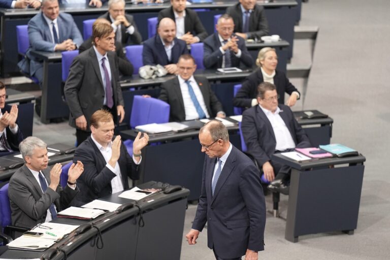 29.01.2025, Berlin: Friedrich Merz, CDU-Bundesvorsitzender und CDU7CSU-Fraktionsvorsitzender im Bundestag, läuft an der AfD-Fraktion (r) vorbei, die nach der Bekanntgabe der Ergebnisse der Abstimmung für eine Verschärfung der Migrationspolitik reagiert. Foto: Michael Kappeler/dpa +++ dpa-Bildfunk +++ (KEYSTONE/DPA/Michael Kappeler)