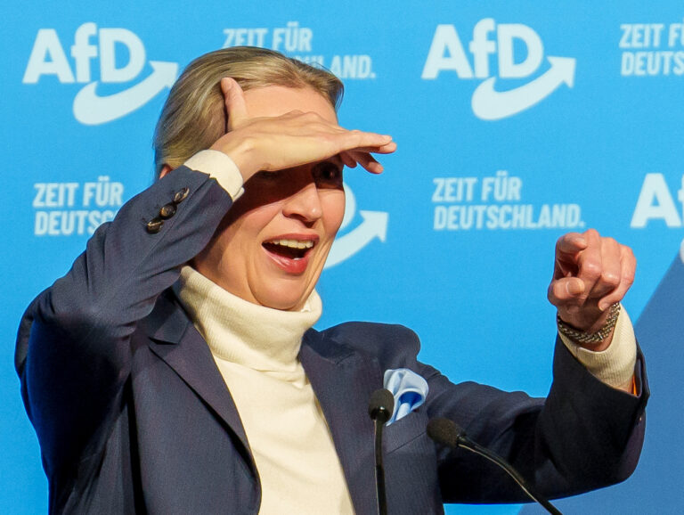 01.02.2025, Hessen, Neu-Isenburg: Alice Weidel (AfD), Spitzenkandidatin für die anstehende Bundestagswahl, schützt ihre Augen vor dem Scheinwerferlicht. Wahlkampfveranstaltung zur Bundestagswahl der AfD in der Hugenottenhalle mit den beiden mit Spitzenkandidaten für die Bundestagswahl 2025. Die vorgezogene Neuwahl zum Deutschen Bundestag soll am 23. Februar 2025 stattfinden. (Recrop) Foto: Andreas Arnold/dpa +++ dpa-Bildfunk +++ (KEYSTONE/DPA/Andreas Arnold)