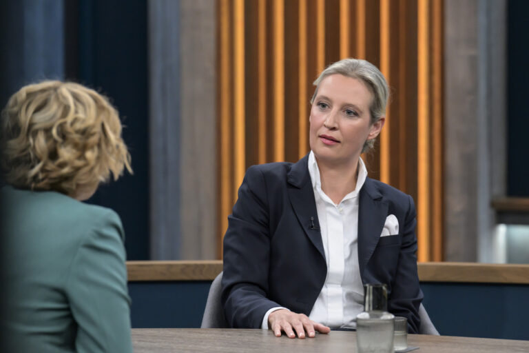 02.02.2025, Berlin: Alice Weidel (r), Bundessprecherin der AfD und Kanzlerkandidatin ihrer Partei, sitzt in der Sendung bei Caren Miosga. Die Fragestellung war 