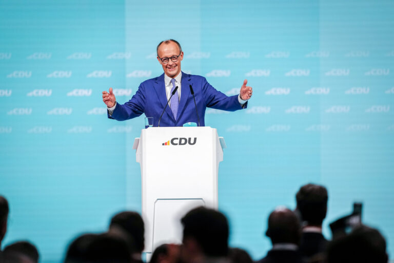 03.02.2025, Berlin: Friedrich Merz, Unions-Kanzlerkandidat und CDU-Bundesvorsitzender, spricht beim 37. Bundesparteitag der CDU. Die CDU will bei dem Parteitag ein «Sofortprogramm» beschließen, das direkt nach einer Regierungsbildung umgesetzt werden soll. Foto: Kay Nietfeld/dpa +++ dpa-Bildfunk +++ (KEYSTONE/DPA/Kay Nietfeld)