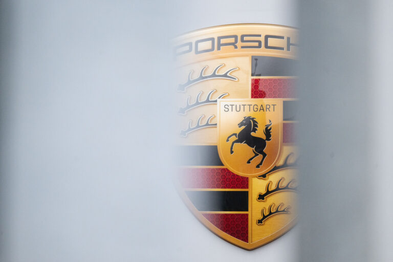 03.02.2025, Baden-Württemberg, Stuttgart: Ein Logo der Porsche AG ist am Stammwerks des Automobilbauers zu sehen. US-Präsident Trump macht seine Zolldrohungen aus dem Wahlkampf wahr - und kündigt «definitiv» Zölle gegen die EU an. Bei Audi und Porsche soll es einem Medienbericht zufolge Planspiele geben, in den USA zu fertigen. Bisher bedient Porsche den US-Markt komplett aus Europa. Entschieden sei aber noch nichts. Foto: Marijan Murat/dpa +++ dpa-Bildfunk +++ (KEYSTONE/DPA/Marijan Murat)