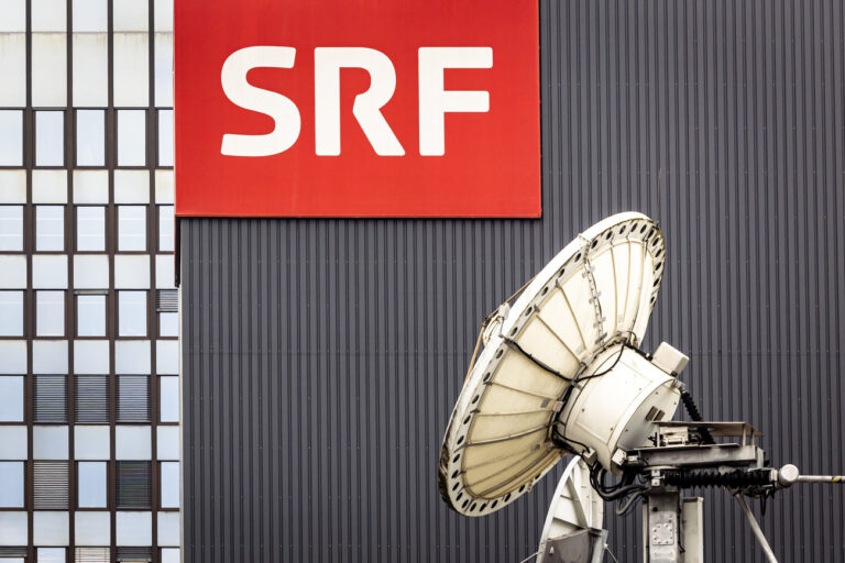 Das Logo des Schweizer Radios und Fernsehens SRF beim Fernsehstudio Leutschenbach neben einer Sattelitenschuessel, aufgenommen am Mittwoch, 5. Februar 2025 in Zuerich. (KEYSTONE/Michael Buholzer)