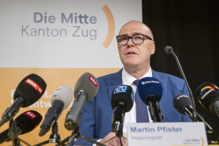 Der Zuger Regierungsrat Martin Pfister waehrend einer Medienkonferenz zu seiner Bundesrats Kandidatur am Donnsrstag, 6. Februar 2025 in der Rathaus Schueuer in Baar im Kanton Zug. (KEYSTONE/Urs Flueeler).