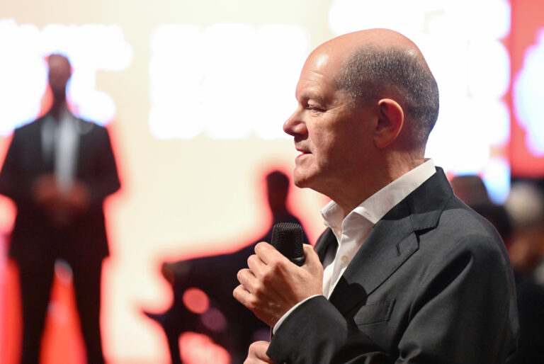 06.02.2025, Baden-Württemberg, Eßlingen: Bundeskanzler Olaf Scholz (SPD) spricht im Neckar Forum bei einer Townhall Wahlkampfveranstaltung der SPD mit Bürgern. Foto: Bernd Weißbrod/dpa +++ dpa-Bildfunk +++ (KEYSTONE/DPA/Bernd Weißbrod)