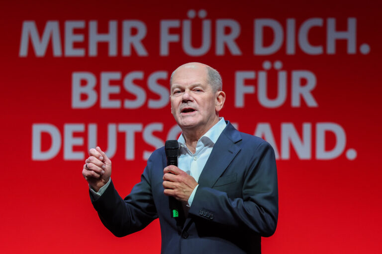 08.02.2025, Sachsen, Leipzig: Bundeskanzler Olaf Scholz (SPD) spricht während seiner Wahlkampftour für die Bundestagswahl im Westbad. (zu dpa: «Scholz: Deutschland braucht Zuwanderung für Wohlstand») Foto: Jan Woitas/dpa +++ dpa-Bildfunk +++ (KEYSTONE/DPA/Jan Woitas)