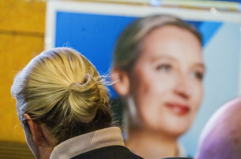 08.02.2025, Rheinland-Pfalz, Kusel: Alice Weidel (AfD), Spitzenkandidatin zur Bundestagswahl 2025, sitzt auf einer AfD-Wahlkampfveranstaltung in der Fritz-Wunderlich-Halle vor einem Wahl-Plakat das ihr Konterfei zeigt. Die vorgezogene Neuwahl zum Deutschen Bundestag soll am 23. Februar 2025 stattfinden. Foto: Andreas Arnold/dpa +++ dpa-Bildfunk +++ (KEYSTONE/DPA/Andreas Arnold)