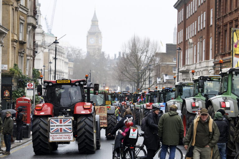 Bauernprotest in London: Traktoren blockieren Regierungsviertel. Grund ist eine Erbschaftssteuer für Landwirte