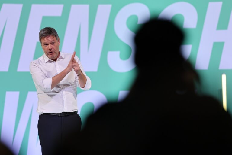 10.02.2025, Sachsen-Anhalt, Halle (Saale): Robert Habeck, Bundeswirtschaftsminister und Kanzlerkandidat der Grünen, spricht während seiner Wahlkampftour für die Bundestagswahl in der Händel-Halle. Foto: Jan Woitas/dpa +++ dpa-Bildfunk +++ (KEYSTONE/DPA/Jan Woitas)