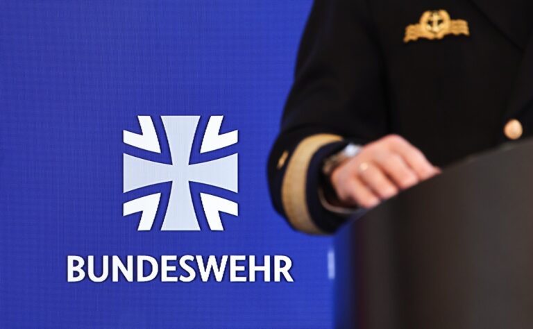 11.02.2025, Berlin: Blick auf ein Bundeswehr Schriftzug und Logo auf einem Monitor. Inhaltlich werden u. a. die Themenkomplexe Ostsee, maritime kritische Infrastruktur und Rüstungsvorhaben der Deutschen Marine besprochen. Foto: Hannes P. Albert/dpa +++ dpa-Bildfunk +++ (KEYSTONE/DPA/Hannes P Albert)