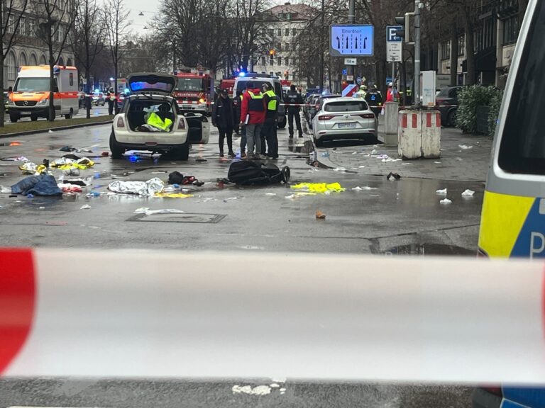 13.02.2025, Bayern, München: Polizisten untersuchen ein Auto in der Nähe des Einsatzortes. In der Münchner Innenstadt ist ein Fahrzeug in eine Menschengruppe gefahren. Wie die Polizei auf der Plattform X mitteilte, wurden mehrere Menschen verletzt. Foto: Christoph Trost/dpa +++ dpa-Bildfunk +++ (KEYSTONE/DPA/Christoph Trost)