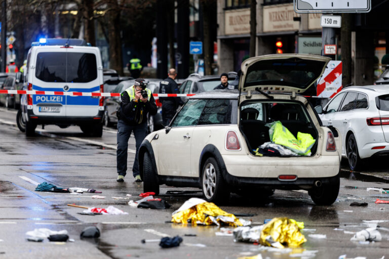 dpatopbilder - 13.02.2025, Bayern, München: Ein Polizist fotografiert ein Auto am Einsatzort. In der Münchner Innenstadt ist ein Fahrzeug in eine Menschengruppe gefahren. Foto: Matthias Balk/dpa +++ dpa-Bildfunk +++ (KEYSTONE/DPA/Matthias Balk)