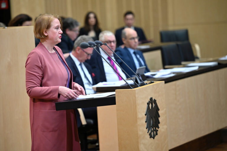 14.02.2025, Berlin: Lisa Paus (Grüne), Bundesministerin für Familie, Senioren, Frauen und Jugend, spricht im Bundesrat. Der Bundesrat entscheidet unter anderem über das Gewalthilfegesetz. Foto: Sarah Knorr/dpa +++ dpa-Bildfunk +++ (KEYSTONE/DPA/Sarah Knorr)