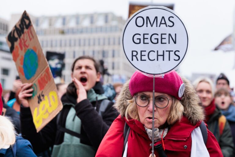 14.02.2025, Berlin: Eine Teilnehmerin hält ein Schild mit der Aufschrift ·Omas gegen rechts· bei der Demonstration anlässlich des bundesweiten Klimastreiks mit Fridays for Future vor dem Brandenburger Tor. Vor der Bundestagswahl fordert die Bewegung alle Parteien dazu auf, klare Klimaschutz-Maßnahmen vorzulegen. Fridays for Future Deutschland hat zur Teilnahme an Demonstrationen in zahlreichen Städten in Deutschland aufgerufen. Foto: Carsten Koall/dpa +++ dpa-Bildfunk +++ (KEYSTONE/DPA/Carsten Koall)