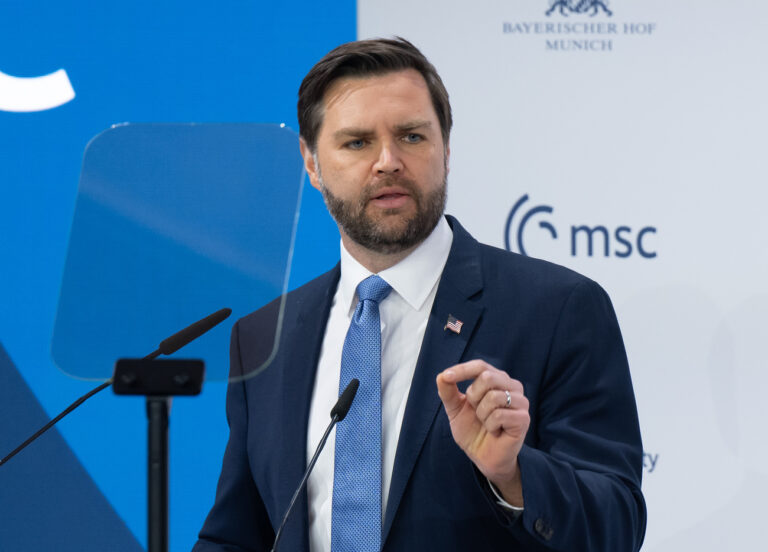 14.02.2025, Bayern, München: J.D. Vance, Vizepräsident der Vereinigten Staaten von Amerika, spricht bei der Münchner Sicherheitskonferenz. Die 61. Münchner Sicherheitskonferenz (MSC) findet vom 14. bis zum 16. Februar 2025 im Hotel Bayerischer Hof in München statt. Foto: Sven Hoppe/dpa +++ dpa-Bildfunk +++ (KEYSTONE/DPA/Sven Hoppe)