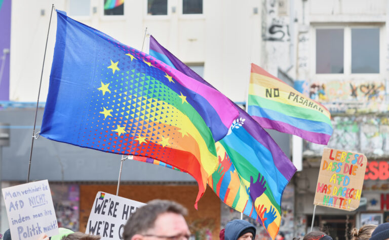 15.02.2025, Hamburg: Teilnehmer der Kundgebung von Hamburg Pride gegen «Hass und Hetze» halten auf dem Spielbudenplatz auf der Reeperbahn Regenbogenflaggen. Der Aktionstag im Stadtteil St. Pauli fand im Rahmen der bundesweiten Christopher-Street-Day-Kampagne «Wähl Liebe» statt. Foto: Georg Wendt/dpa +++ dpa-Bildfunk +++ (KEYSTONE/DPA/Georg Wendt)