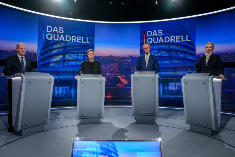 16.02.2025, Berlin: Bundeskanzler Olaf Scholz (l-r, SPD), Robert Habeck (Bündnis 90/Die Grünen), Bundesminister für Wirtschaft und Klimaschutz, Friedrich Merz, Unions Kanzlerkandidat und CDU Bundesvorsitzender, und Alice Weidel, Fraktionsvorsitzende der AfD, nehmen am «Quadrell» der TV Diskussion zum Bundestagswahlkampf im Studio teil. Die Live-Sendung bei RTL und NTV moderieren Atalay und Jauch. Foto: Kay Nietfeld/dpa-Pool/dpa +++ dpa-Bildfunk +++ (KEYSTONE/DPA/Kay Nietfeld)