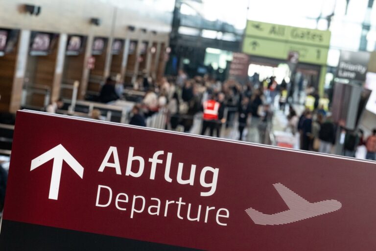 ARCHIV - 18.10.2024, Berlin: Ein Schild weist im Flughafen Berlin-Brandenburg (BER) auf den Weg zu den Abflügen hin. Seit Juli 2024 kontrolliert das Essener Unternehmen Kötter Personal und Waren am BER. (zu dpa: «Anschlag geplant: Zugriff am Hauptstadtflughafen») Foto: Fabian Sommer/dpa +++ dpa-Bildfunk +++ (KEYSTONE/DPA/Fabian Sommer)