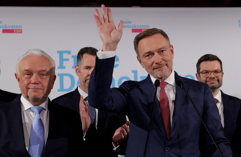 FDP scheitert an Fünf-Prozent-Hürde: Lindner und Kubicki ziehen sich aus der Politik zurück