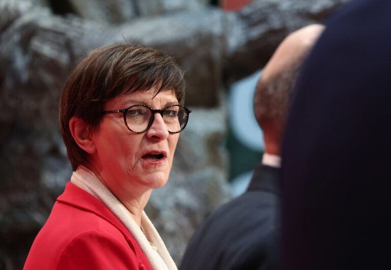 24.02.2025, Berlin: Saskia Esken, Parteivorsitzende der SPD, spricht auf der Pressekonferenz der SPD. Am Vortag fand die vorgezogene Wahl zum 21. Deutschen Bundestag statt. Foto: Hannes Albert/dpa +++ dpa-Bildfunk +++ (KEYSTONE/DPA/Hannes Albert)