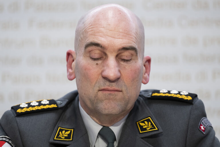 ARCHIVBILD ZUM ABGANG VON THOMAS SUESSLI --- Korpskommandant Thomas Suessli, Chef der Armee, Mitte, reagiert waehrend einer Medienkonferenz ueber die Finanzsituation der Armee und moegliche Konsequenzen auf die geplante Staerkung der Verteidigungsfaehigkeit, am Donnerstag, 1. Februar 2024 in Bern. Der Schweizer Armee fehlt einem Medienbericht zufolge bis Ende 2025 eine Milliarde Franken fuer die Zahlung bereits getaetigter Rüstungskaeufe. Laut einem internen Dokument sei die Armee von ihrer eigenen Finanzplanung abgewichen, berichtete das Schweizer Radio und Fernsehen (SRF) am Mittwoch. (KEYSTONE/Anthony Anex)