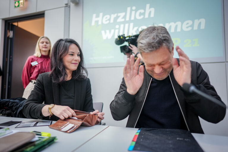 25.02.2025, Berlin: Robert Habeck (Bündnis 90/Die Grünen), Bundesminister für Wirtschaft und Klimaschutz, und Annalena Baerbock (Bündnis 90/Die Grünen), Außenministerin, nehmen an der Fraktionssitzung ihrer Partei teil. Foto: Kay Nietfeld/dpa +++ dpa-Bildfunk +++ (KEYSTONE/DPA/Kay Nietfeld)