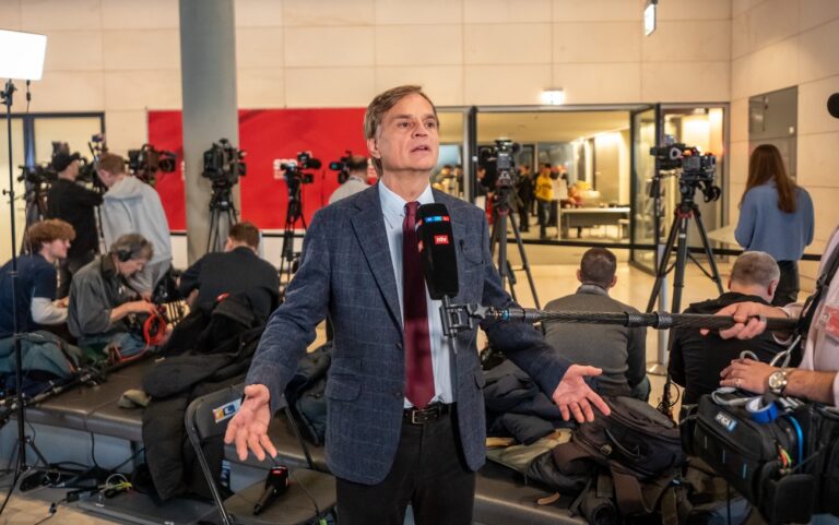 dpatopbilder - 26.02.2025, Berlin: Bernd Baumann, 1. parlamentarischer Geschäftsführer der AfD im Bundestag spricht vor dem Saal der SPD Fraktion. Die neue, größere AfD Fraktion im Bundestag beansprucht den bisherigen SPD Sitzungssaal auf den Fraktionsebene im Bundestag. Foto: Michael Kappeler/dpa +++ dpa-Bildfunk +++ (KEYSTONE/DPA/Michael Kappeler)