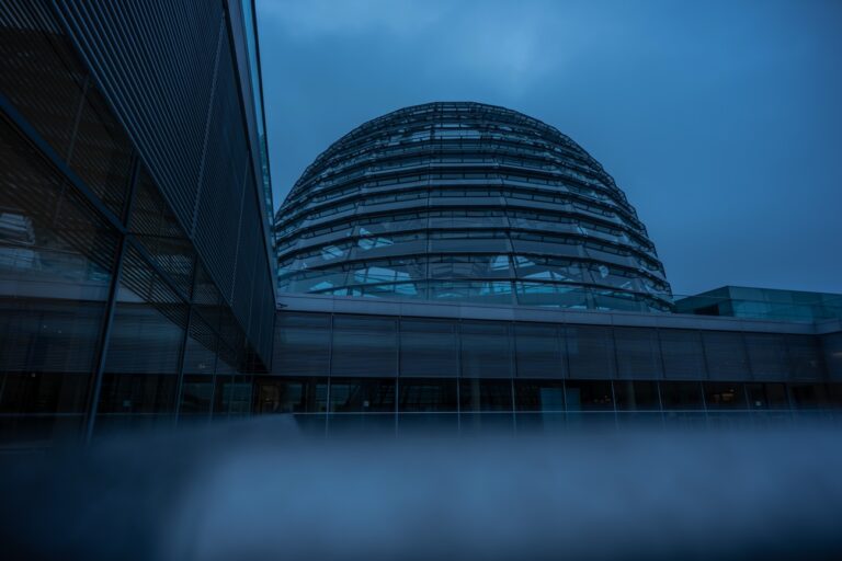 KEYPIX - 26.02.2025, Berlin: Blick auf der Fraktionsebene auf die Kuppel im Bundestag. Foto: Michael Kappeler/dpa +++ dpa-Bildfunk +++ (KEYSTONE/DPA/Michael Kappeler)